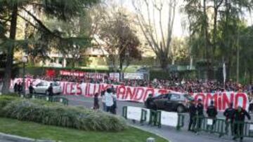 La afición cantó el cumpleaños feliz al Atlético en el hotel
