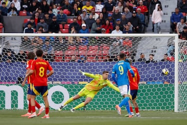 Fran González em ação defendendo um chute na Copa do Mundo Sub-20