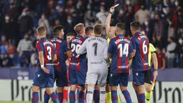 Rober Pier ve la roja, tras el duelo ante el Atl&eacute;tico.