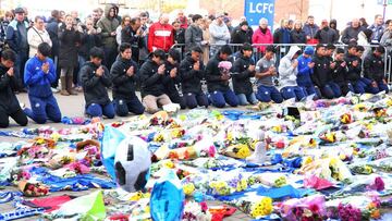 Leicester (United Kingdom), 28/10/2018.- Players of the Fox Hunt Football Academy from Chaiyaphum in Thailand arrive to pay their respects outside the King Power stadium in Leicester, Britain, 28 October 2018. A helicopter of Leicester City owner Vichai S