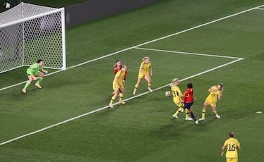 La futbolista zaragozana pegó un zapatazo con su pierna diestra, la menos hábil e inauguró el marcador del Eden Park.