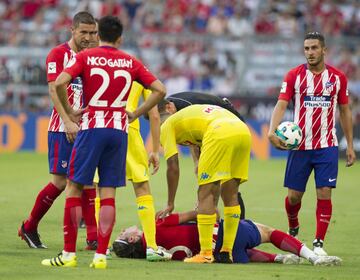 Filipe Luis doliéndose en el suelo.
