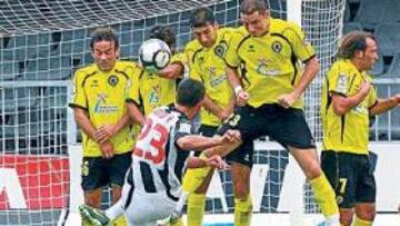 <b>SOSO EMPATE. </b>La rivalidad existente entre ambos equipos se tradujo de nuevo en un empate sin goles en Castalia.