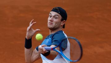MADRID, 26/04/2025.- El tenista británico Jack Draper en acción ante el neerlandés Tallon Griekspoor en su partido individual masculino de segunda ronda del Masters 1000 de Madrid, este sábado en la Caja Mágica en la capital de España. EFE/Juanjo Martín