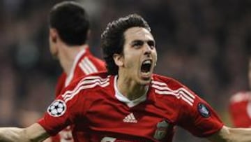 <b>CONTENTO. </b>Benayoun celebra su gol al Madrid en el Bernabéu.