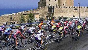 <b>POSTAL.</B> El pelotón del Giro de Italia rueda junto al Mar Jónico camino de Terme Liugiane.
