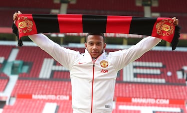 El club inglés pagó al PSV cerca de 34 millones de euros para fichar al delantero nacido en Moordrecht. Únicamente estuvo dos temporadas como 'Red' hasta que recaló en el Olympique de Lyon donde tuvo grandes actuaciones. 