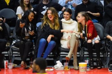 (I-D) Malika Haqq, actriz, habla con Khloe Kardashian, celebridad y presentadora de radio estadounidense, su hermana Kendall Jenner, modelo y animadora estadounidense, y Cara Delevingne, modelo y actriz inglesa, ganadora del premio a la modelo del año en los Premios de la Moda Británica 2012 y 2014.