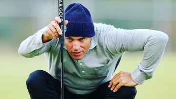 Kelly Slater en Escocia jugando a golf, el 8 de octubre del 2022.