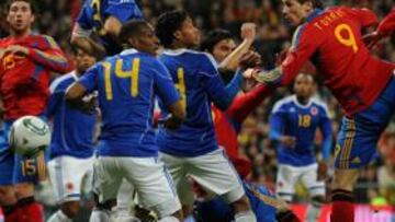 <b>INTENSIDAD. </b>Fernando Torres, que salió por David Villa, intenta un remate ante una poblada defensa colombiana en la que está su ex compañero, el atlético Perea.
