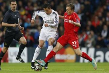 El delantero portugués del Real Madrid Cristiano Ronaldo lucha el balón con el brasileño Lucas Leiva.
