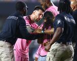 Niña invade la cancha en busca de una selfie con Messi