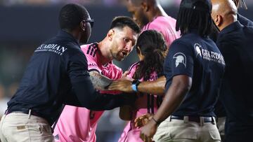 FORT LAUDERDALE, FLORIDA - APRIL 06: Lionel Messi #10 of Inter Miami interacts with a fan that rushed the field during the second half of a game against the Colorado Rapids at DRV PNK Stadium on April 06, 2024 in Fort Lauderdale, Florida.   Megan Briggs/Getty Images/AFP (Photo by Megan Briggs / GETTY IMAGES NORTH AMERICA / Getty Images via AFP)