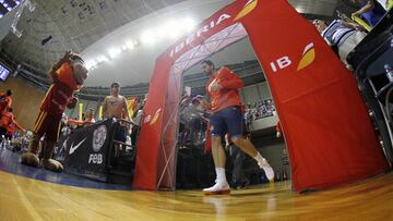 Pau Gasol entra a la pista del Santiago Martín, donde se disputa el Triangular de Tenerife.