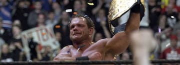 Chris Benoit tras ganar el Campeonato del peso pesado de la WWE.