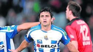 <b>EFECTIVO. </b>Bueno celebra con Nsue el gol que marcó en el derbi contra el Real Unión.