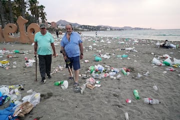 Restos de basura en la playa de La Malagueta de M¨¢laga.