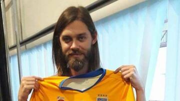 El actor Tom Payne visitó la ciudad de Monterrey y no dejó pasar el momento de posar con la camiseta del campeón de Liga MX.