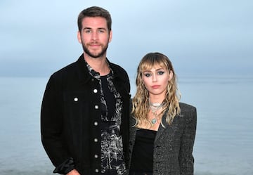 Todo indicaba que por fin estarían juntos por siempre, sin embargo, después de ocho meses de matrimonio, Miley confirmó su ruptura en Agosto, justo un día después de que se filtraran imágenes de ella besándose con Kaitlynn Carter.
