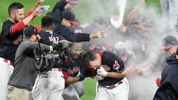 Jay Bruce es felicitado por sus compa&ntilde;eros al producir la carrera de la victoria para los Cleveland Indians que ya suman 22 consecutivas.
 