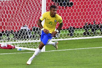 0-1. Paulinho celebró el primer gol.