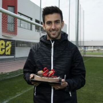 DE CUMPLEAÑOS. Alberto Bueno cumplió 27 años ayer y posó para AS con su tarta.