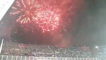 Ni la tormenta silenci車 la hinchada de San Lorenzo: impresionante ambiente