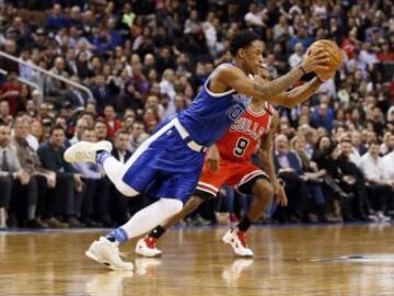 DeMar DeRozan roba el balón en la victoria de Toronto Raptors ante Chicago Bulls por 122-120.