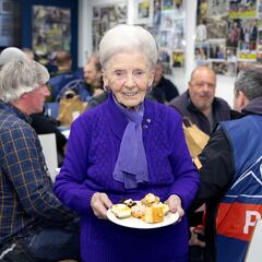Rose Woolrich, la dama del té ‘citizen’ desde hace 50 años a la que no le gusta el fútbol