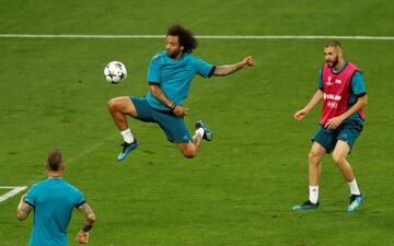 Los niños irrumpen en el entreno del Madrid en Kiev