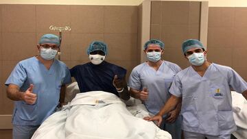 Baba Cissé rodeado por el equipo méedico que le ha operado de su rodilla.