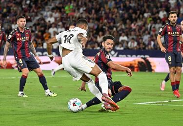 Se cuela Kylian Mbappé en el área granota y Unai Elgezabal barre al francés con su pierna derecha. El árbitro no duda en señalar los once metros.