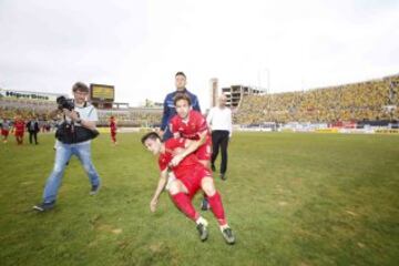 Los jugadores del Zaragoza se marchan cabizbajos del terreno de juego.