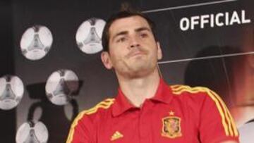 <b>ADIDAS TANGO 12. </b>Iker presentó la pelota de la final de la Eurocopa.