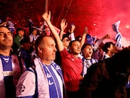 Recibimiento al autobús de la Real Sociedad a su llegada a Anoeta en la semifinal de la Copa del Rey. REUTERS/Vincent West