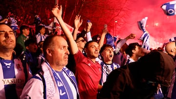 Recibimiento al autobús de la Real Sociedad a su llegada a Anoeta en la semifinal de la Copa del Rey. REUTERS/Vincent West