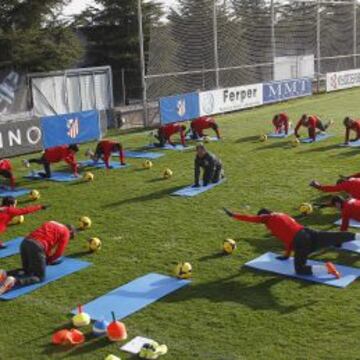 La plantilla del Atlético se ejercita en las instalaciones de la Ciudad Deportiva del Cerro del Espino.