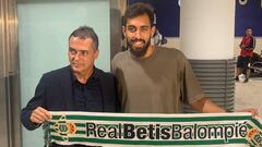 14/08/19 BORJA IGLESIAS NUEVO JUGADOR VIAJE LLEGADA AEROPUERTO REAL BETIS 