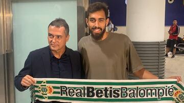 14/08/19 BORJA IGLESIAS NUEVO JUGADOR VIAJE LLEGADA AEROPUERTO REAL BETIS