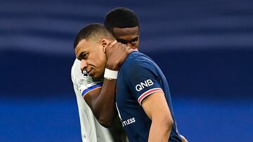 Mbappé habla con Alaba a la finalización del partido entre el Real Madrid y el PSG en 2022.