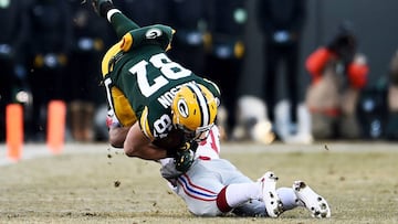 GREEN BAY, WI - JANUARY 8: Trevin Wade #31 of the New York Giants tackles Jordy Nelson #87 of the Green Bay Packers in the second quarter during the NFC Wild Card game at Lambeau Field on January 8, 2017 in Green Bay, Wisconsin. Stacy Revere/Getty Images/AFP
== FOR NEWSPAPERS, INTERNET, TELCOS & TELEVISION USE ONLY ==