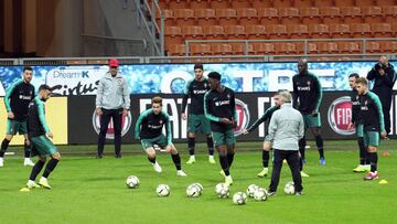 Gonçalo Guedes observa a sus compañeros durante un entrenamiento de Portugal.