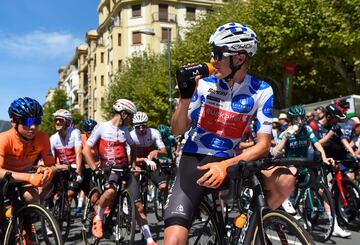 Joan Bou con el maillot de montaña antes de la salida.