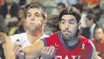 <b>PELEA. </b>Felipe Reyes y Luis Scola luchan por ganar la posición en el partido de ayer en Granada.