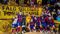 Jugadores del Barça y afición celebran el regreso de Sergio Lozano.