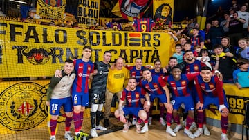 Jugadores del Barça y afición celebran el regreso de Sergio Lozano.