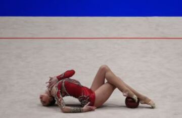 La ucraniana Alina Maksymenko durante el ejercicio de pelota en el campeonato de Europa de gimnasia rítmica celebrado en el Stadthalle de Viena.