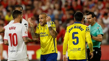 SEVILLA, 13/05/2025.- El delantero de la UD Las Palmas Sandro (2i) protesta una acción durante el partido de la jornada 36 de LaLiga que Sevilla FC y UD Las Palmas disputan este martes en el estadio Ramón Sánchez-Pizjuán. EFE/Julio Muñoz