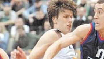 <b>TENSIÓN.</b> Prigioni intenta controlar el balón ante un juagdor polaco.