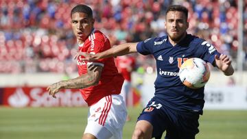 Guerrero of Brazil&#039;s SC Internacional,left, and Luis del Pino of Universidad de Chile eye the ball during a Copa Libertadores soccer game in Santiago, Chile, Tuesday, Feb. 4, 2020. (AP Photo/Luis Hidalgo)